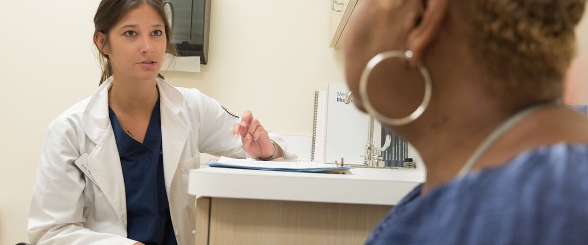 Ärztin im Gespräch mit einer Patientin