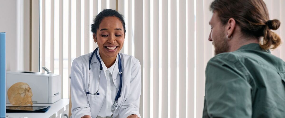 Ärztin im Gespräch mit einem Patienten